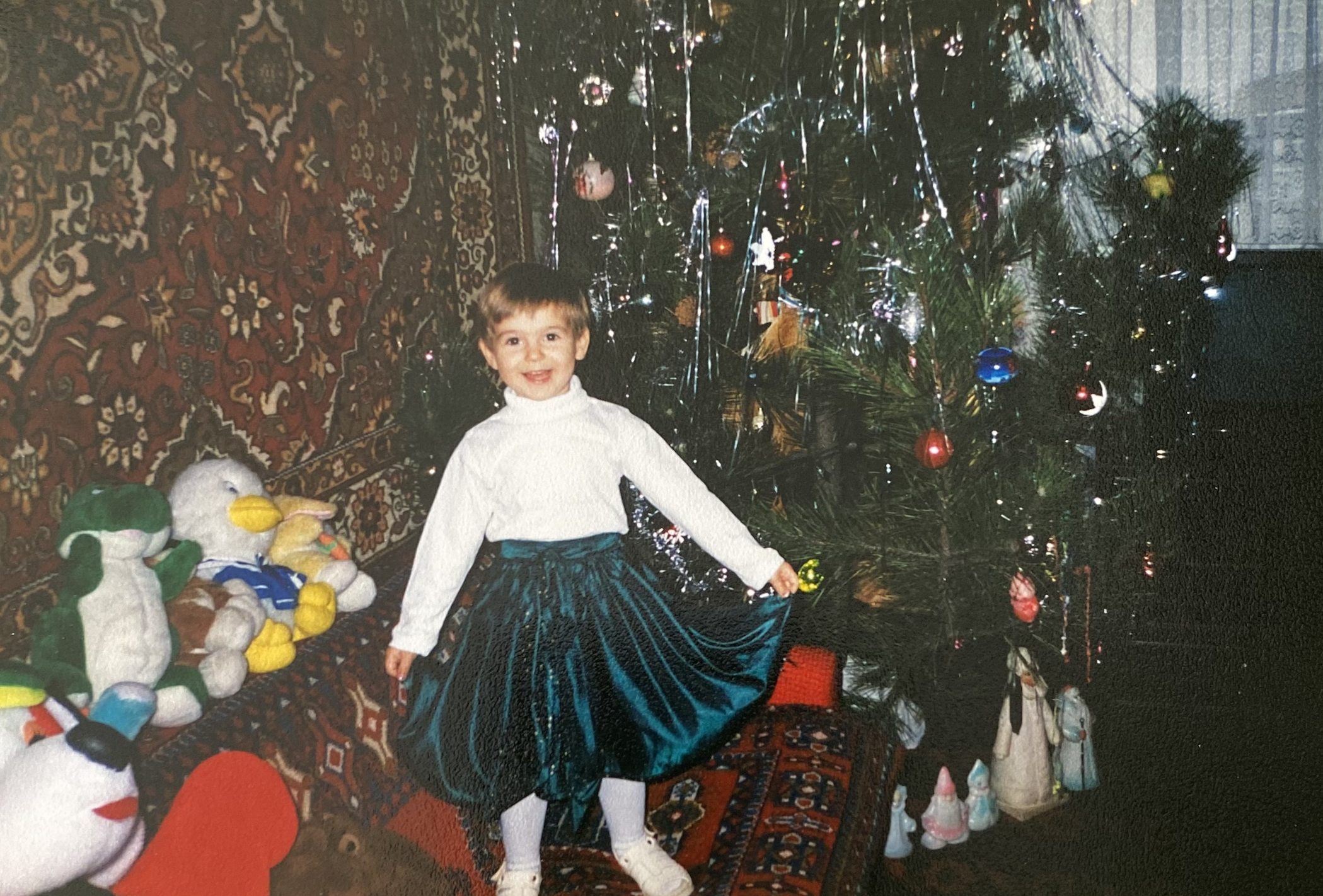 Від Barbie до парфумів Dior: що знаходили під подушкою українські зірки на День Святого Миколая